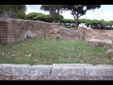 03044 ostia - castrum - decumanus maximus - caseggiato del portico delle mura del castrum (i,i,4) - laden - oestlicher laden an der decumanus maximus - 09-2022.jpg